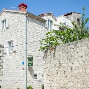 apartments-ivomar.hotels-in-trogir.com/