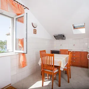 apartments-ivomar.hotels-in-trogir.com/