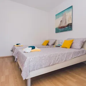 apartmani-bruna-plano.hotels-in-trogir.com/